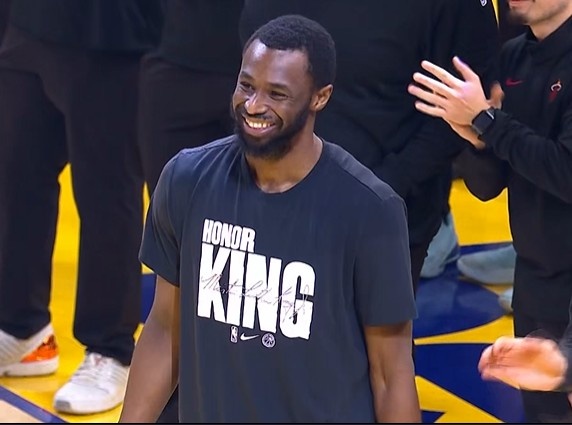 篮球比分-功勋旧臣！勇士主场赛前介绍维金斯 嘴哥笑容依旧温暖纯真