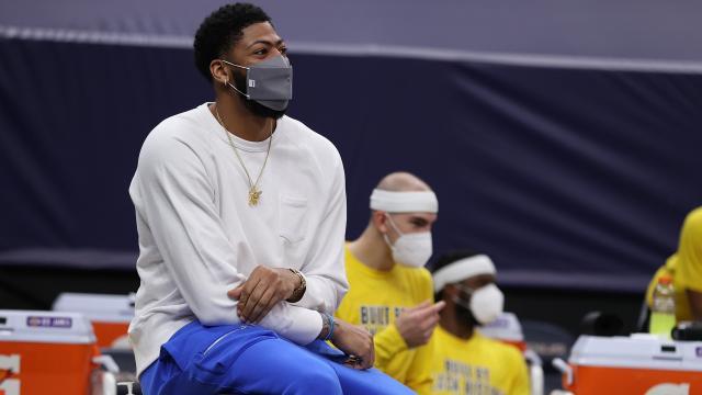 篮球比分-浓眉伤停却有新角色 场边积极发声宛若球队助教