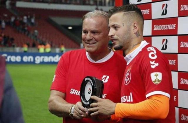 足球比分-捐百万 除对足球的爱 还因不差钱 他家有49亿美元