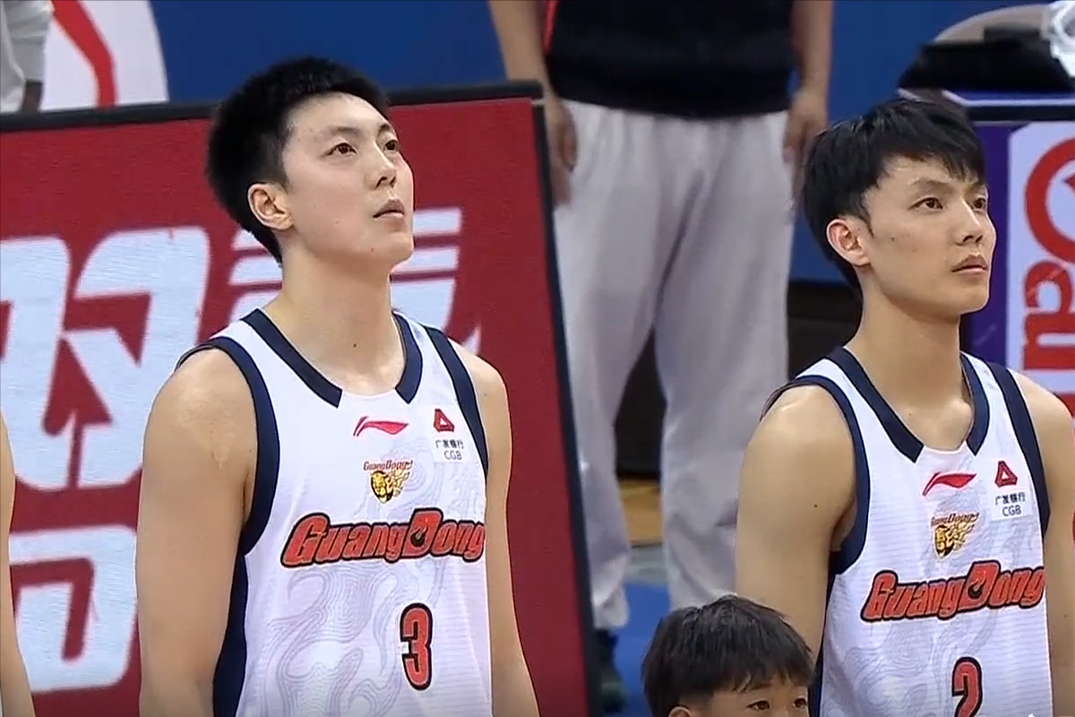 足球比分-CBA：胡明轩13分加时逆转，18岁小将22+8，拼到4人五犯离场